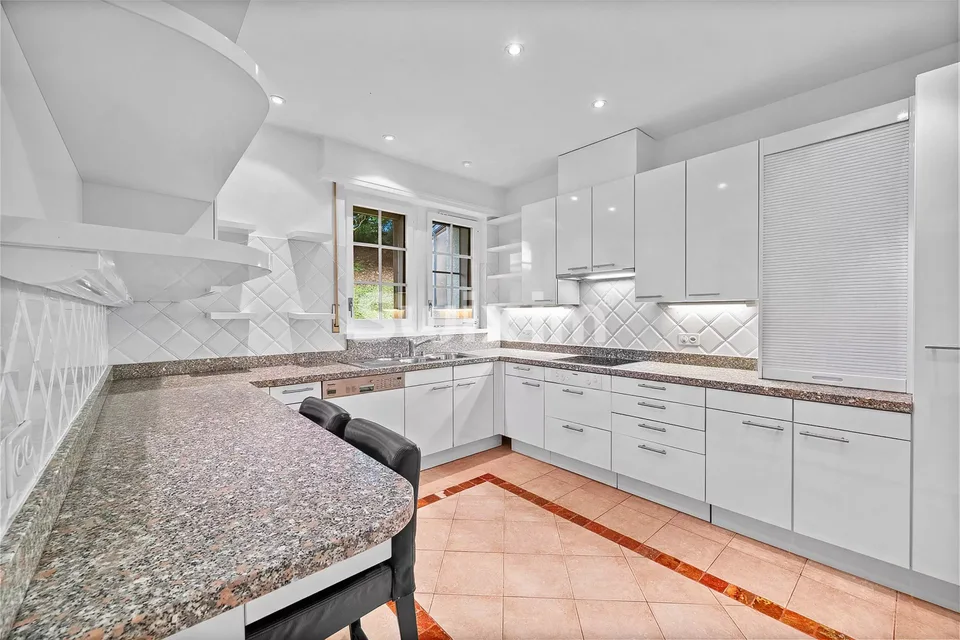 Elegant home full of charm in the heart of a wooded park – photo 5 of 10