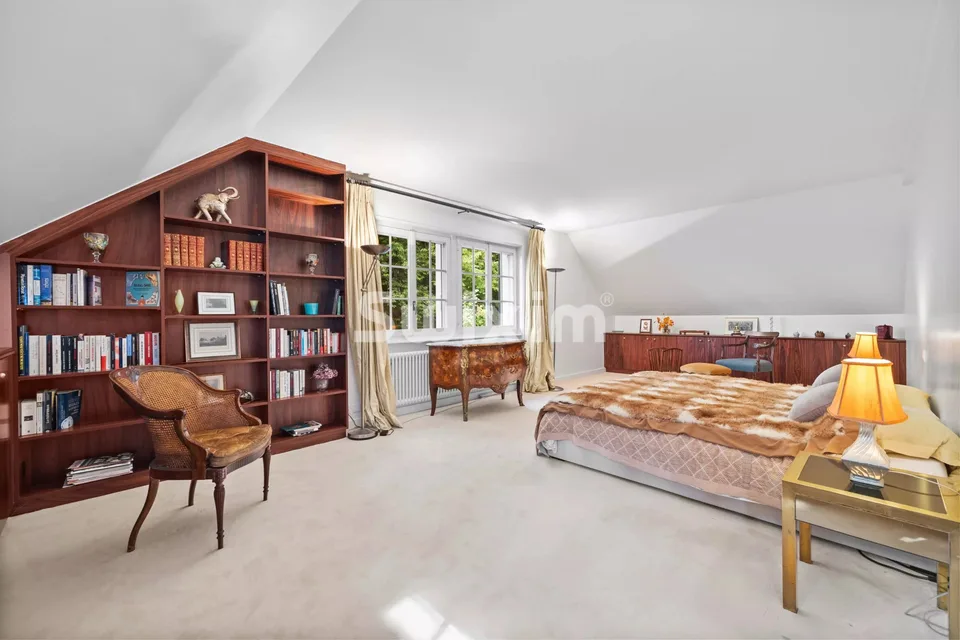 Elegant home full of charm in the heart of a wooded park – photo 7 of 10