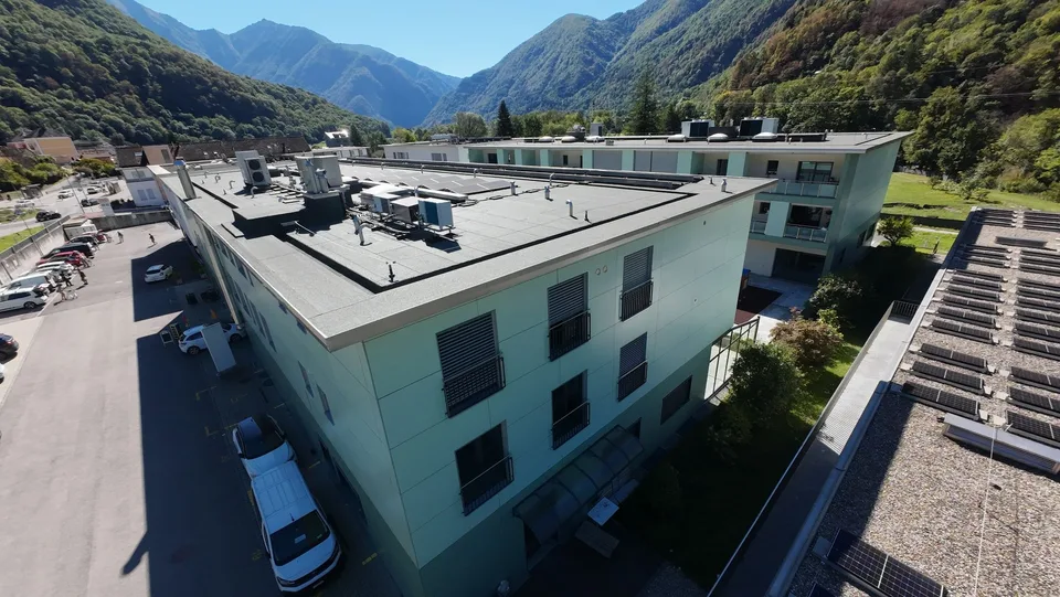 Spazio Commerciale / Ufficio di Prestigio in Stabile Moderno (2017) con Posti Auto in Garage – foto 5 di 6