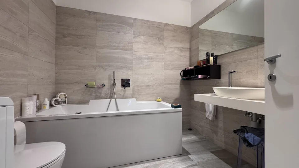 STUNNING AND SPACIOUS 3.5-ROOM APARTMENT IN CENTRAL LUGANO – photo 6 of 9