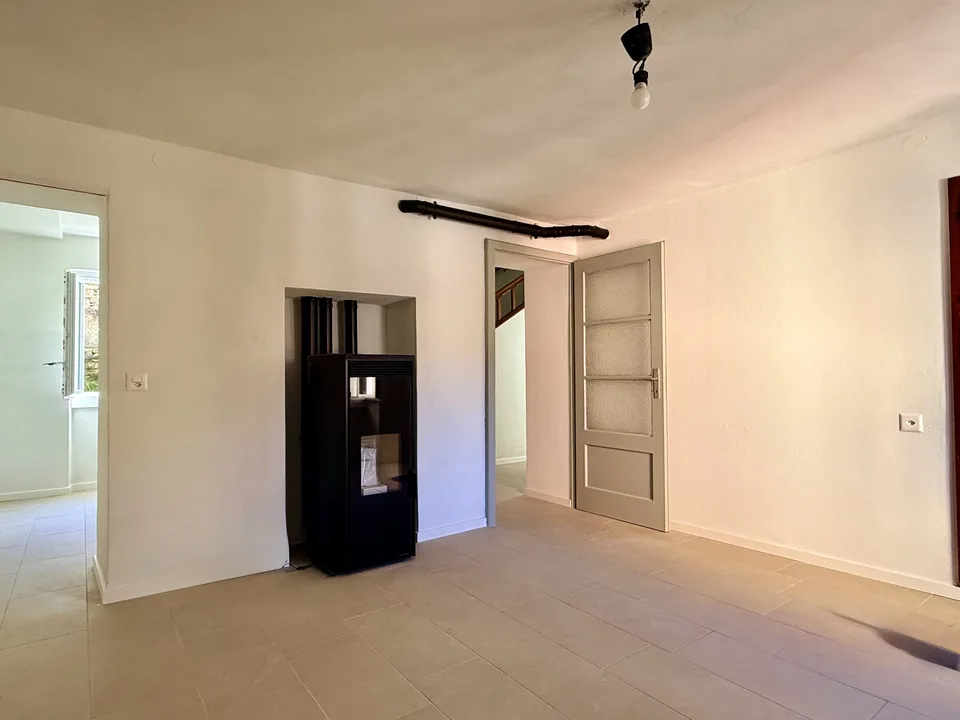 Charmanter Wohnsitz mit Garten und Garage im Kern von Pugerna – Foto 2 von 13