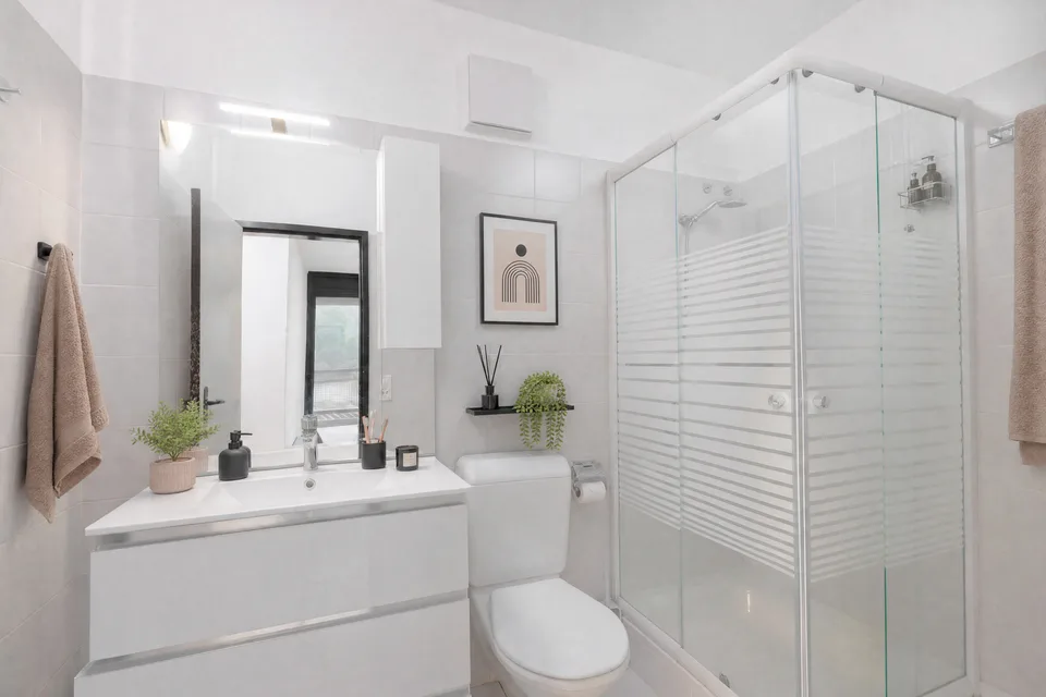 ZU VERMIETEN GERÄUMIGE 2.5 ZIMMER MÖBLIERT MIT BALKON IN CANOBBIO – Foto 5 von 6