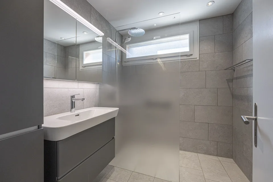 Sonnige 3.5-Zimmer-Wohnung mit Bergsicht inkl. Garagenplatz – Foto 5 von 11