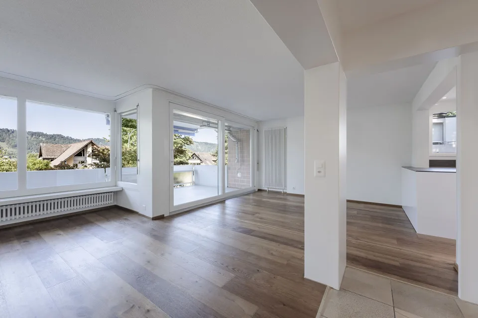 Sonnige 3.5-Zimmer-Wohnung mit Bergsicht inkl. Garagenplatz – Foto 2 von 11