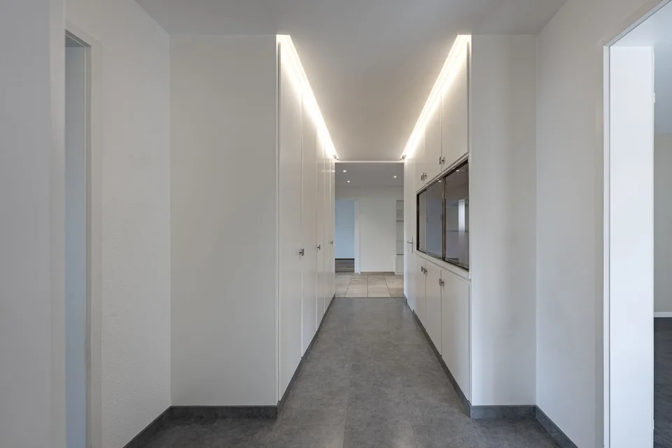 Sonnige 3.5-Zimmer-Wohnung mit Bergsicht inkl. Garagenplatz – Foto 3 von 11