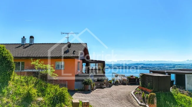 Maison mitoyenne avec vue imprenable sur le lac de Morat et fort potentiel constructible – photo 2 sur 15