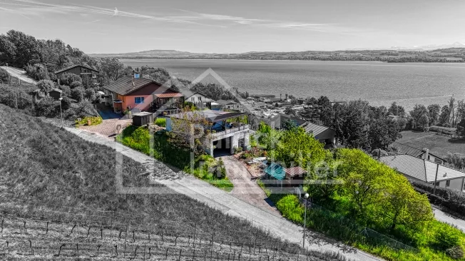 Maison mitoyenne avec vue imprenable sur le lac de Morat et fort potentiel constructible – photo 3 sur 15