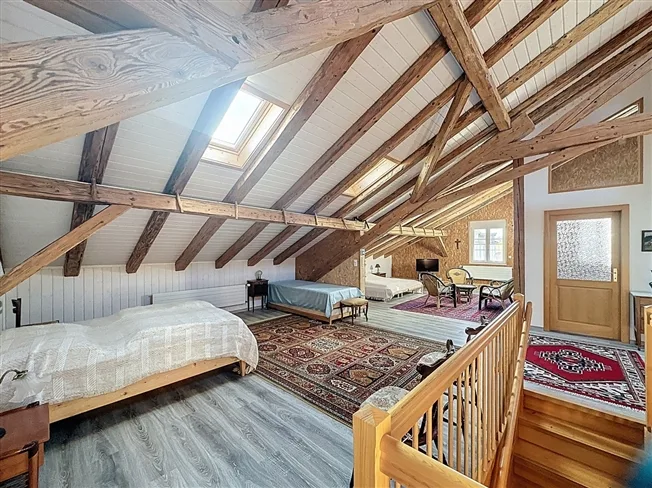 Maison mitoyenne rénovée avec bâtiment 6 studios revenus CHF 52'000.- – Foto 22 von 23