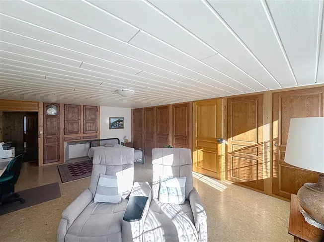 Maison mitoyenne rénovée avec bâtiment 6 studios revenus CHF 52'000.- – Foto 18 von 23