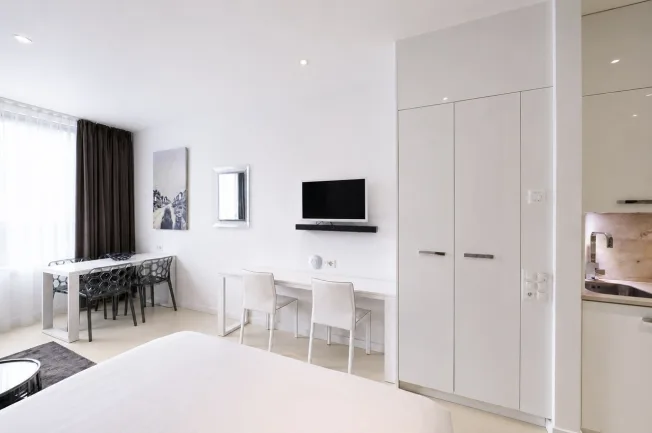Studio Senior, Kitchenette - Serviced Apartment with Weekly Housekeeping Included – photo 15 of 32