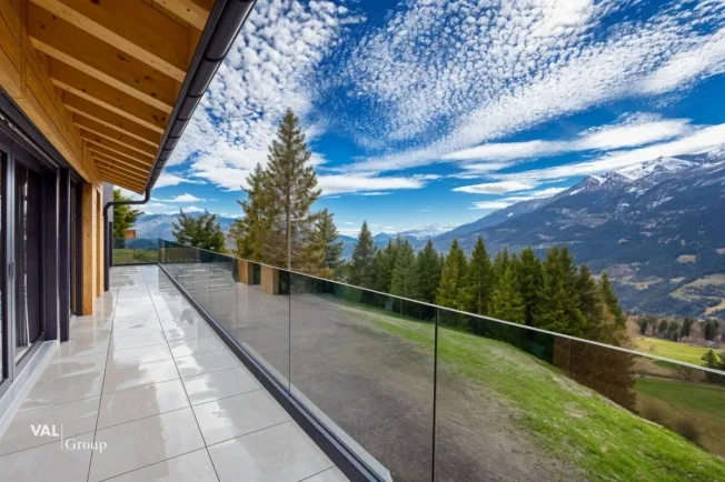 Architettura moderna e vista mozzafiato sulle Alpi vallesane