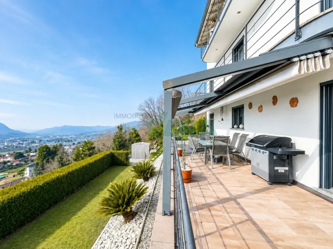 Moderna e luminosa villa mono-bifamiliare con splendida vista aperta – foto 16 di 21