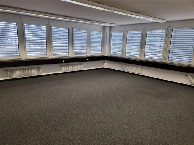 Niederwangen b.Bern, à louer, 250 m2 de bureaux et 230 m2 d'entrepôts – photo 6 sur 8