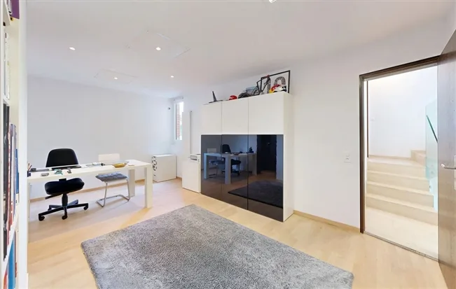 Stilvolles 5.5-Zimmer-Einfamilienhaus mit Doppelgarage und Innenpool – foto 27 di 27
