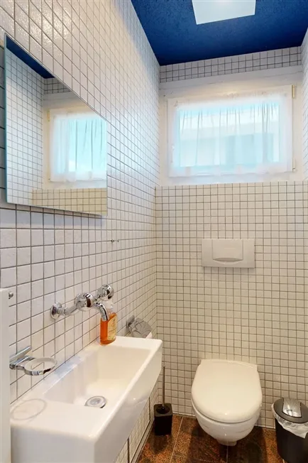 Stilvolles 5.5-Zimmer-Einfamilienhaus mit Doppelgarage und Innenpool – foto 24 di 27