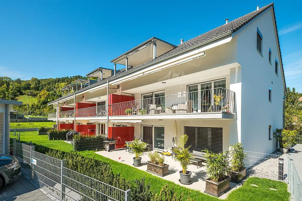 Grosszügige, moderne Wohnung eingebettet zwischen Hügeln und Dorfbach – photo 1 of 7