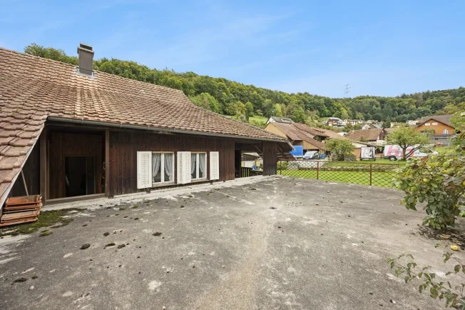 Ampia casa con 7 camere a Leibstadt con grande terrazza sul tetto e molto potenziale – foto 4 di 13