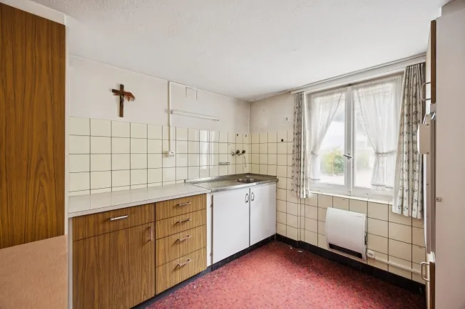 Ampia casa con 7 camere a Leibstadt con grande terrazza sul tetto e molto potenziale – foto 11 di 13