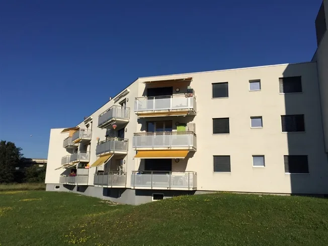 Joli appartement de 3.5 pièces rénové, proche des transports publics et commerces. Avec ascenseur, accès sécurisé et buanderie.