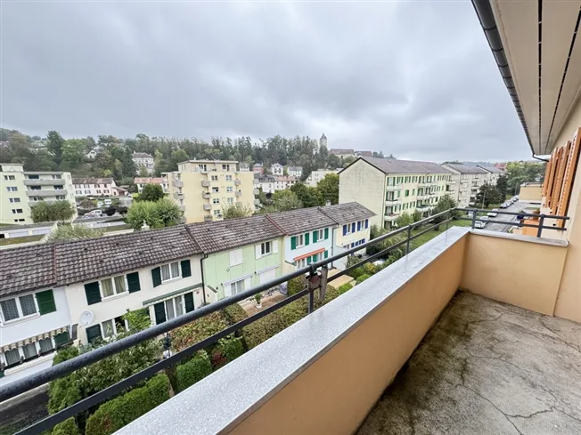 Un emplacement idéal à 2 pas de la ville avec 2 balcons