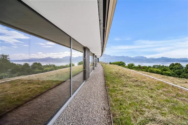 Tra architettura contemporanea, patio privato e panorama sul Lago di Ginevra – foto 19 di 20