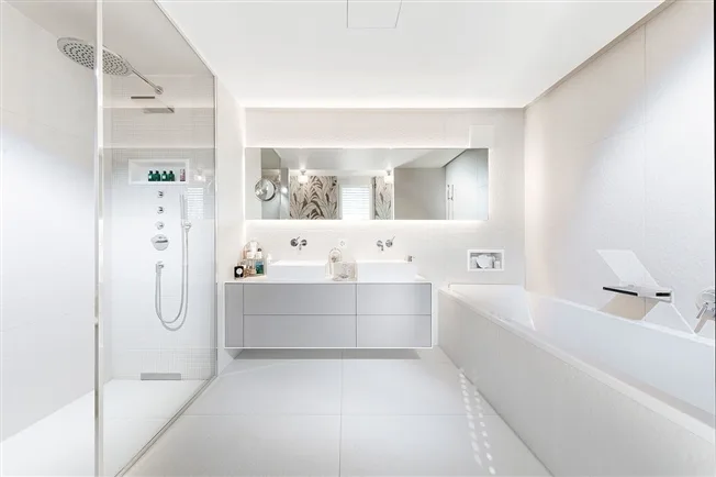 Prächtiges Attikapartment mit 180-Grad-Panoramablick auf den See und die Alpen – Foto 22 von 25