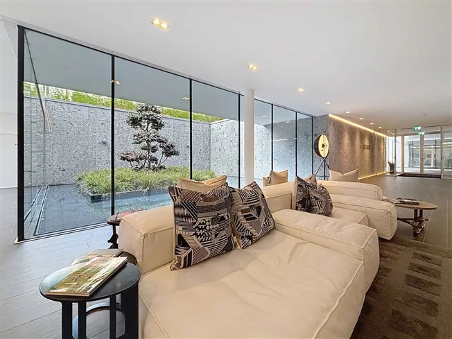 LUXUS UND EXKLUSIVITÄT ZWEI SCHRITE VOM SEE ENTFERNT - geräumiges 4-Zimmer-Wohnung mit Durchgang – Foto 24 von 26