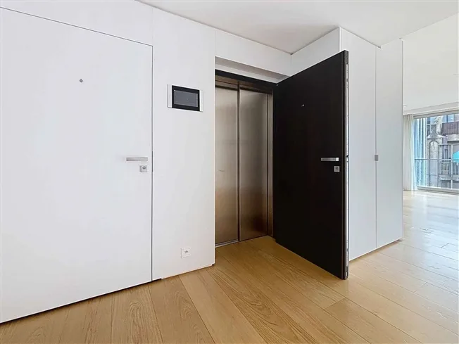LUXUS UND EXKLUSIVITÄT ZWEI SCHRITE VOM SEE ENTFERNT - geräumiges 4-Zimmer-Wohnung mit Durchgang – Foto 22 von 26