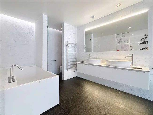 LUXUS UND EXKLUSIVITÄT ZWEI SCHRITE VOM SEE ENTFERNT - geräumiges 4-Zimmer-Wohnung mit Durchgang – Foto 20 von 26