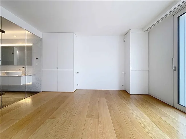 LUXUS UND EXKLUSIVITÄT ZWEI SCHRITE VOM SEE ENTFERNT - geräumiges 4-Zimmer-Wohnung mit Durchgang – Foto 19 von 26