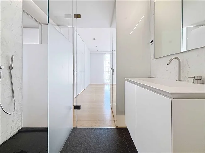 LUXUS UND EXKLUSIVITÄT ZWEI SCHRITE VOM SEE ENTFERNT - geräumiges 4-Zimmer-Wohnung mit Durchgang – Foto 21 von 26