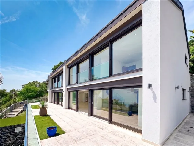 Propriété de 6.5 pièces avec piscine et vue à couper le souffle – photo 9 of 10