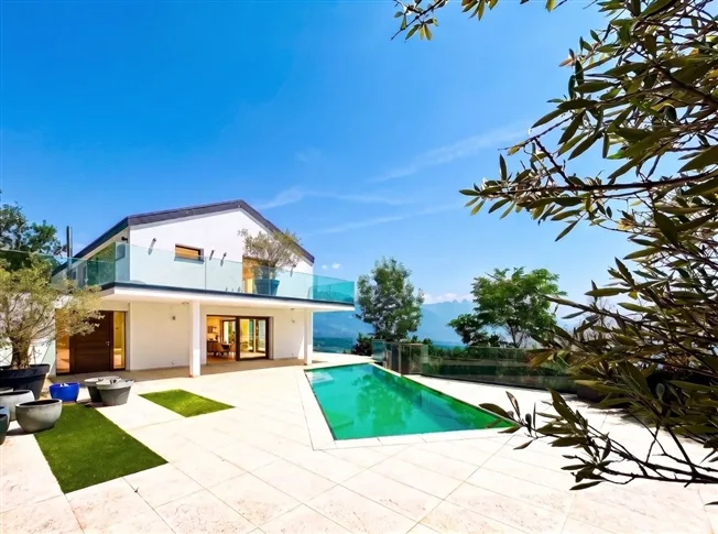 Propriété de 6.5 pièces avec piscine et vue à couper le souffle – photo 7 of 10