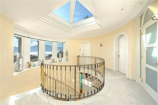 Proprietà Unica di 8,5 Locali con Vista Panoramica e Piscina – foto 11 di 15