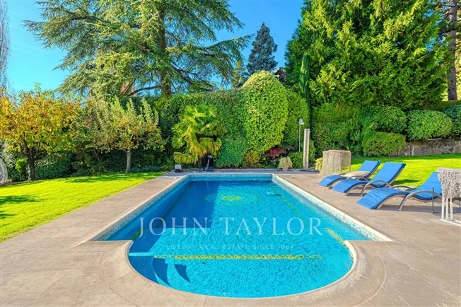 Proprietà Unica di 8,5 Locali con Vista Panoramica e Piscina – foto 6 di 15
