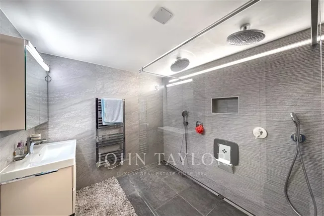 Proprietà Unica di 8,5 Locali con Vista Panoramica e Piscina – foto 14 di 15