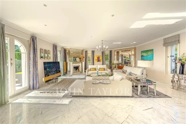 Proprietà Unica di 8,5 Locali con Vista Panoramica e Piscina – foto 8 di 15