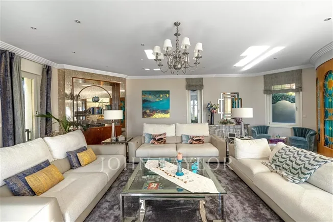 Proprietà Unica di 8,5 Locali con Vista Panoramica e Piscina – foto 7 di 15