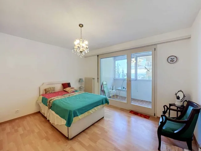 Charmantes 2.5-Zimmer-Wohnung mit großer Terrasse und Seeblick – Foto 8 von 11