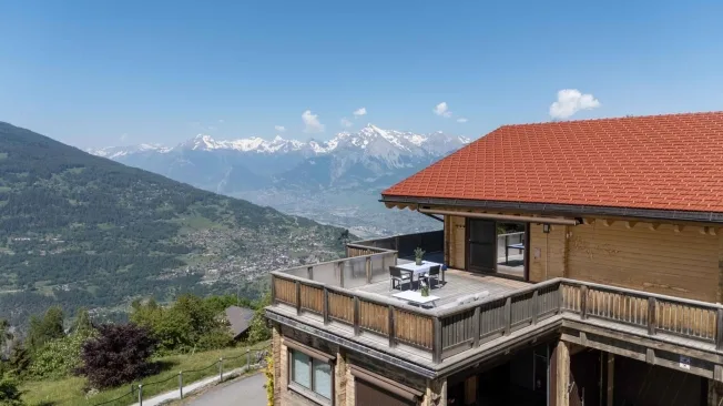 Chalet d'eccezione nel cuore delle Alpi vallesane – foto 2 di 13