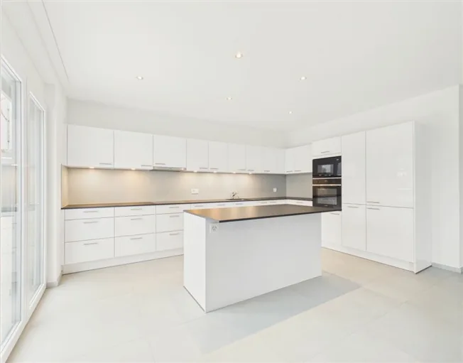 Appartamento attico esclusivo con grande terrazza e zona residenziale tranquilla – foto 14 di 26