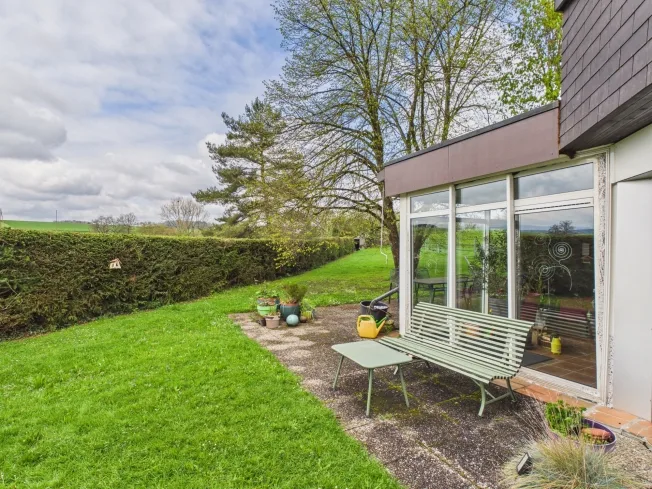 Casa con architettura contemporanea unica con giardino, veranda e grande garage – foto 3 di 20