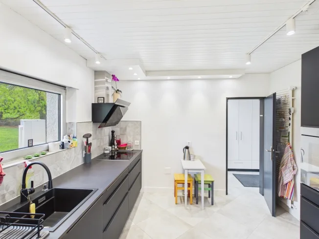 Casa con architettura contemporanea unica con giardino, veranda e grande garage – foto 5 di 20