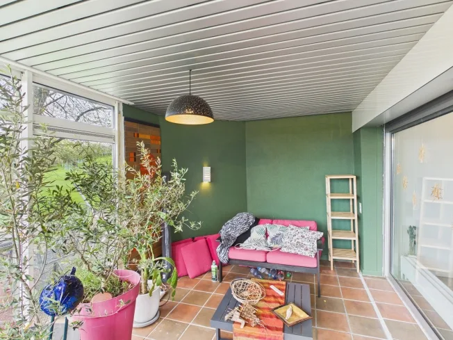 Casa con architettura contemporanea unica con giardino, veranda e grande garage – foto 16 di 20