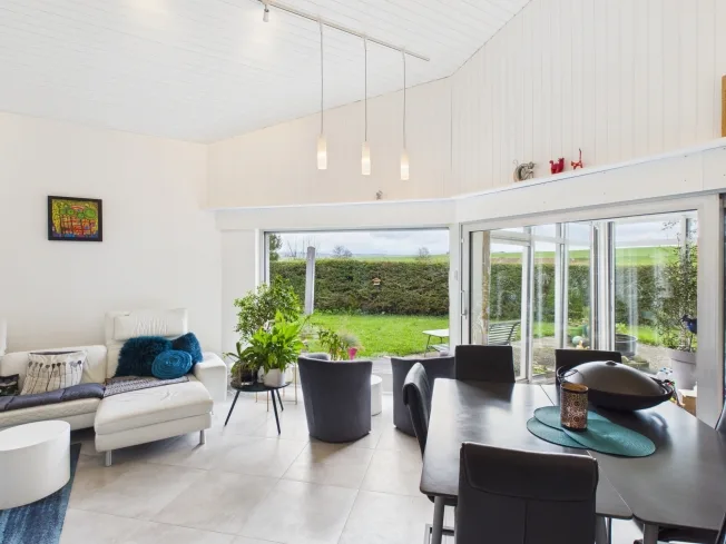 Casa con architettura contemporanea unica con giardino, veranda e grande garage – foto 2 di 20