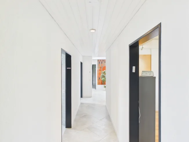 Casa con architettura contemporanea unica con giardino, veranda e grande garage – foto 18 di 20