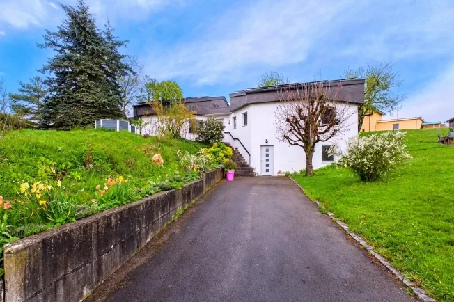 Casa con architettura contemporanea unica con giardino, veranda e grande garage – foto 7 di 20