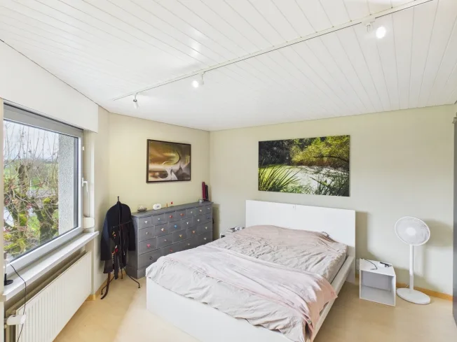 Casa con architettura contemporanea unica con giardino, veranda e grande garage – foto 9 di 20
