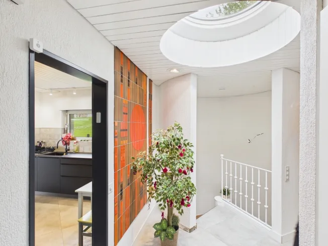 Casa con architettura contemporanea unica con giardino, veranda e grande garage – foto 10 di 20