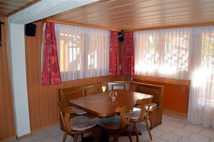 11 Zimmer Mehrfamilienhaus in Grächen – photo 4 of 9